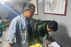 Pelaku pencurian motor dan ponsel berinisial H (18) ditangkap Polres Padang Pariaman di Kabupaten Kampar, Riau. (Foto: Dok. Satreskrim Polres Padang Pariaman)