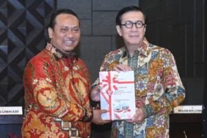 Menteri Hukum dan HAM, Yasonna Hamonangan Laoly (kanan) menerima laporan Opini WTP dari BPK RI. (Foto: Dok. Kemenkumham)