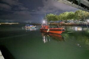 Proses evakuasi kapal dan nelayan yang terombang-ambing di perairan Pulau Sibonta Padang. (Foto: Dok. Basarnas)