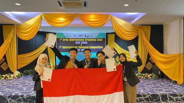 Tim mahasiswa dari Universitas Andalas (Unand) Sumatera Barat menyabet medali emas dalam ajang The 1st Arau International Creativity Expo yang diselenggarakan Universitas Malaysia Perlis. (ANTARA/HO-Humas Unand).