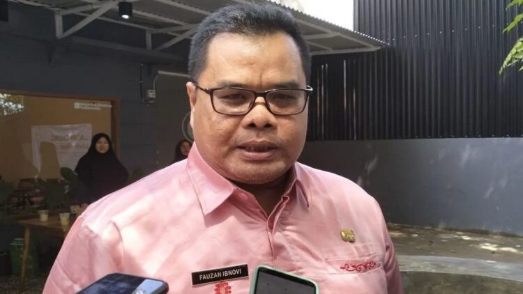 Kepala Dinas Koperasi dan Usaha Mikro Kecil dan Menengah (UMKM) Kota Padang Fauzan Ibnovi saat diwawancarai awak media massa di Padang. (ANTARA/Muhammad Zulfikar).