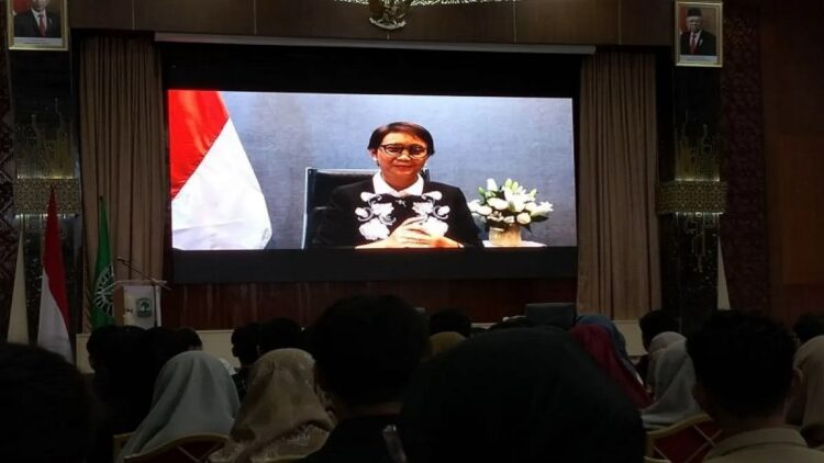 Menteri Luar Negeri (Menlu) RI Retno Marsudi memberikan penjelasan terkait situasi global melalui rekaman video di Padang, Senin, (21/8/2023). ANTARA/Muhamad Zulfikar.