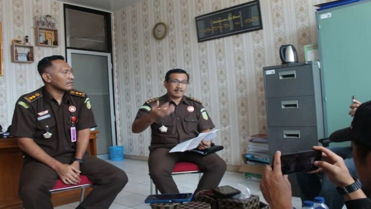 Kejari Bukittinggi, Sumatera Barat memberikan keterangan terkait penetapan tiga orang Aparat Sipil Negara (ASN) Pemkot setempat sebagai Tersangka Kasus Tipikor pengelolaan Gedung Pasar Atas Bukittinggi (Antara/Al Fatah)