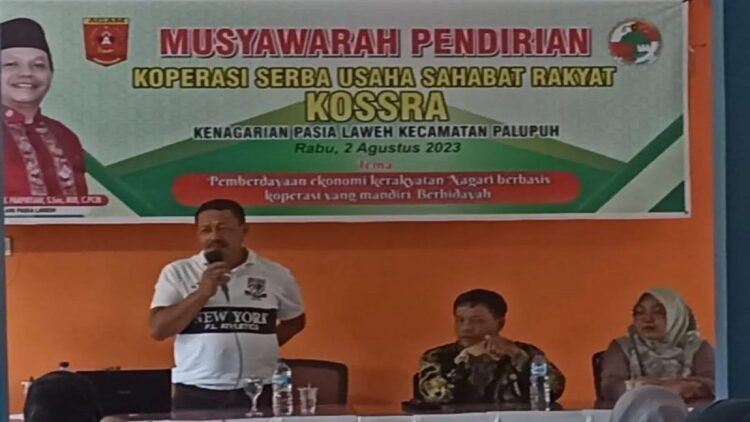 Kepala Dinas Koperasi UKM Agam Dedi Asmar sedang memberikan arahan pembentukan koperasi di Nagari Pasia Laweh, Kecamatan Palupuh, Rabu (2/8/2023). Dok Dinas Koperasi UKM Agam