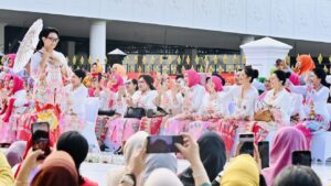Istana Berkebaya di depan Istana Merdeka, Jakarta, Minggu (06/08/2023) sekaligus pengukuhan Hari Kebaya Nasional. (Foto: BPMI Setpres)