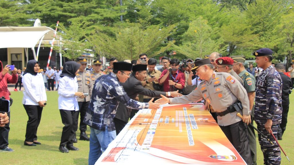 Kapolda Sumbar Irjen Pol Suharyono pimpin deklarasi Pemilu Damai, Kamis siang. (dok. Bidhumas)