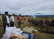 Dampak Kekeringan, Kapolri Salurkan Ratusan Ton Beras dan Ribuan Sembako ke Papua