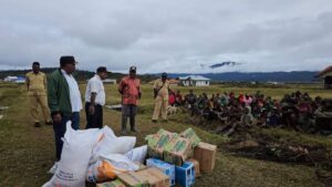 Kapolri serahkan bantuan beras dan sembako atasi kekeringan dan kelaparan di Papua Tengah. (dok. Divhumas Polri)