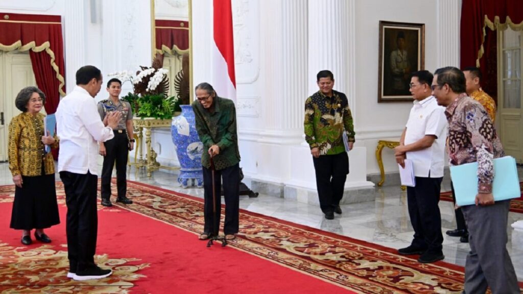 Presiden Jokowi menerima Ketua dan Anggota Dewan Gelar Tanda Kehormatan (GTK), Kamis (03/08/2023), di Istana Merdeka, Jakarta. (Foto: BPMI Setpres)