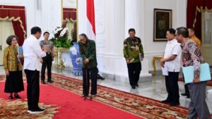Presiden Jokowi menerima Ketua dan Anggota Dewan Gelar Tanda Kehormatan (GTK), Kamis (03/08/2023), di Istana Merdeka, Jakarta. (Foto: BPMI Setpres)