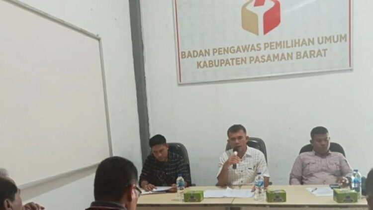 Komisioner Bawaslu Pasaman Barat saat menyampaikan hasil pengawasan terhadap tahapan Pemilu 2024, Rabu (16/8/2023). (ANTARA/Altas Maulana)