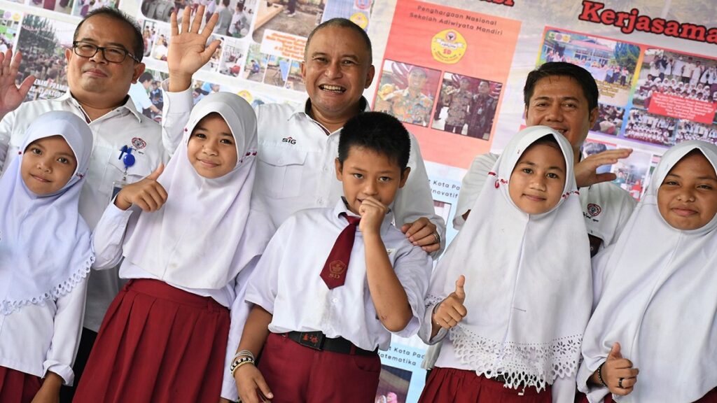 Semen Padang bantu SD Bustanul Ulum di Batu Busuk, Kota Padang. (dok. Humas)