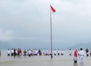 Influencer di Padang Bersama Masyarakat Gelar Upacara HUT ke-78 RI di Laut