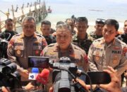Wakapolda Sumbar Pimpin Pengibaran Bendera Merah Putih dalam Laut