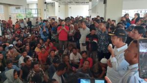 Wakil Bupati Pasaman Barat Risnawanto bersama Kapolresta Padang Kombes Ferry Harahap menemui pendemo dan memintanya untuk pulang ke rumah. (dok. Radarsumbar.com)