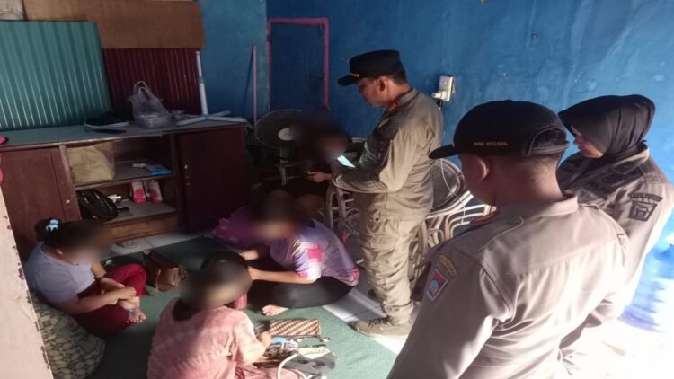 Sejumlah perempuan diamankan di panti pijat di kawasan Bandar Purus, Kota Padang. (Foto: Dok. Satpol PP Padang)