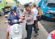 Meriahkan HUT RI, Polsek Lubukbegalung Bagi Ratusan Bendera ke Pengendara