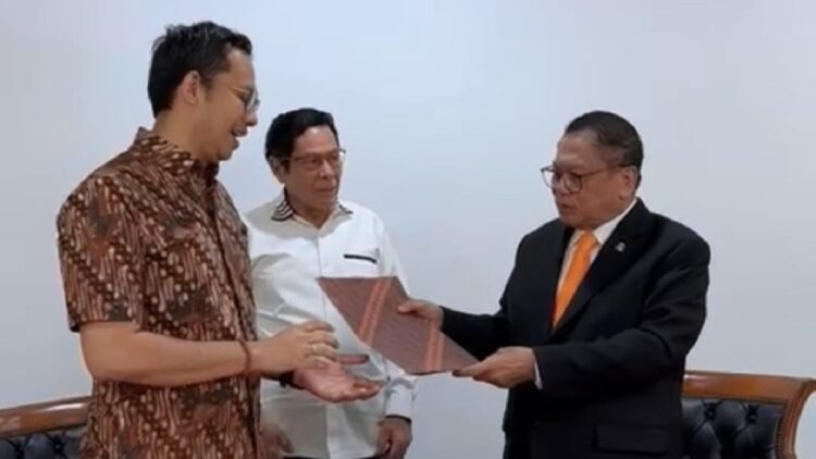 etua Umum DPP Gebu Minang Oesman Sapta Odang menyerahkan SK Sekjen Gebu Minang kepada Yuliandre Darwis, di Lantai 18, Gedung City Tower, Jakarta, Rabu (16/8/2023). (dok. Gebu Minang)