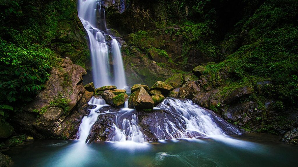 Air Terjun Lubuk Hitam, wisata alam Padang yang tersembunyi. (Ndri – Shutterstock)