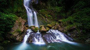 Air Terjun Lubuk Hitam, wisata alam Padang yang tersembunyi. (Ndri – Shutterstock)