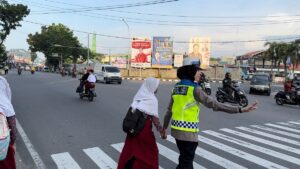 Aksi personel Polwan Polda Sumbar di jalanan Kota Padang dalam rangka peringatan HUT ke-75. (dok. Bidhumas)