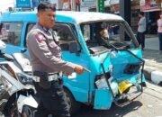Sopir Mengantuk, Angkot Tabrak Mobil Parkir di Padang