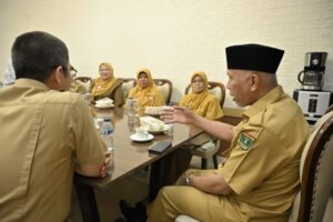 6 ASN berprestasi bertemu Gubernur Sumbar pada Selasa (15/8/2023) siang. (Foto: Dok. Biro Adpim)