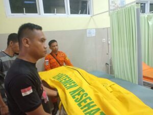 Jasad wisatawan Pekanbaru, Riau yang meninggal di Limapuluh Kota dievakuasi. (Foto: Dok. Basarnas)