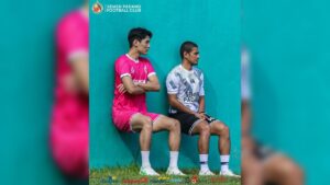 Bek asing Semen Padang FC asal Korsel, Kim Min-kyu saat melihat latihan tim Semen Padang FC di hari perdananya. (dok. IG Semen Padang FC)