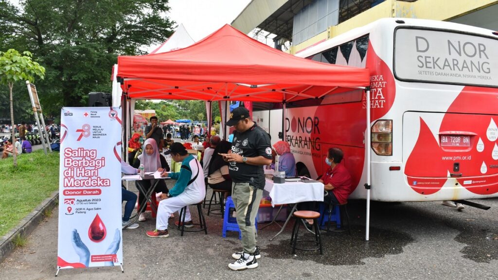 Donor darah PT Semen Padang di GOR Haji Agus Salim. (dok. istimewa)