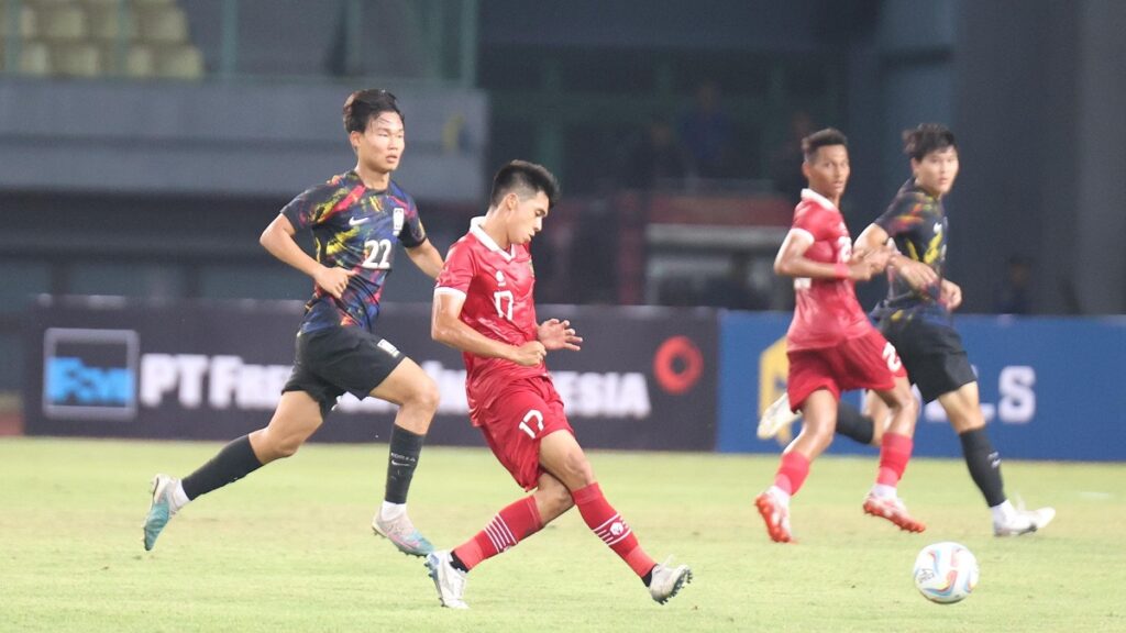 Gelandang Timnas U-17 Ji Da Bin saat memberikan operan kepada rekannya dalam laga ujicoba kontra Korea Selatan, Rabu malam. (dok. PSSI)