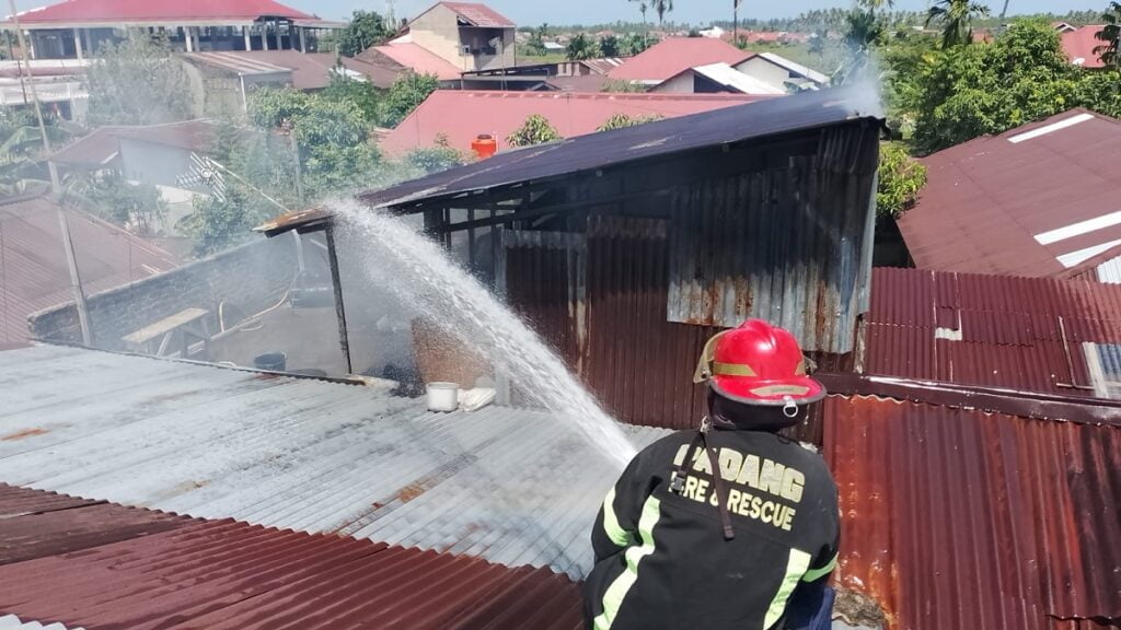 Petugas Damkar Kota Padang memadamkan api di kawasan Padang Sarai. (dok. Damkar Padang)