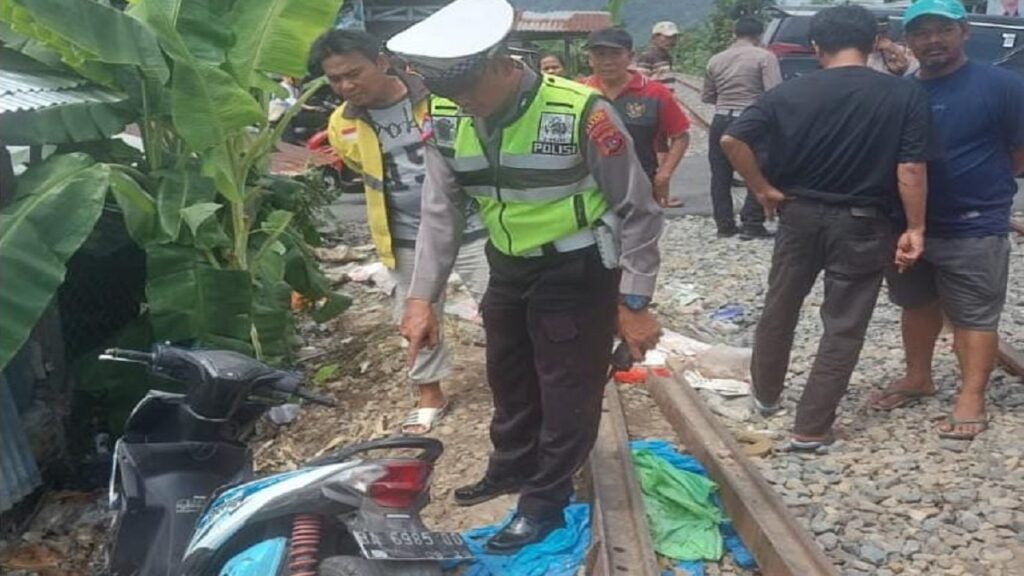Kecelakaan kereta api di perlintasan tanpa plang pintu kawasan Banuaran, Kota Padang sebabkan seorang IRT meninggal. (dok. Radarsumbar)
