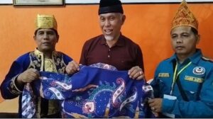 Lelang baju batik Gubernur Sumbar, Mahyeldi saat menghadiri kegiatan perantau yang tergabung ke dalam IKM Tasikmalaya. (Foto: Dok. Adpim)