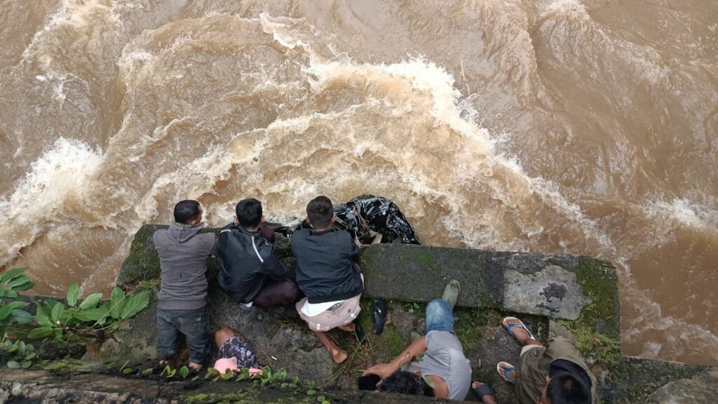 Lokasi tempat mobil dan seorang warga terjun hingga hilang di kawasan Salareh Aia, Kecamatan Palembayan, Kabupaten Agam. (Foto: Dok. Basarnas)