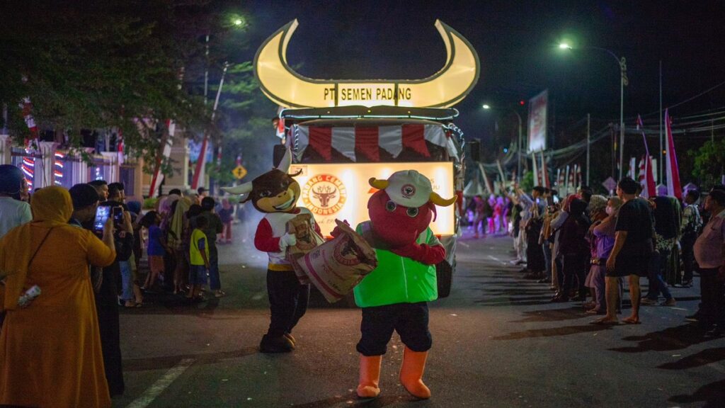 Maskot PT Semen Padang ikut berpartisipasi dalam Merah Putih Light Carnival 2023. (dok. humas)