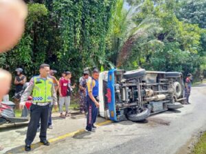 Kecelakaan bus pembawa rombongan pasukan pengibar bendera (Paskibar) di Kepulauan Mentawai terbalik. (Foto: Dok. Istimewa)