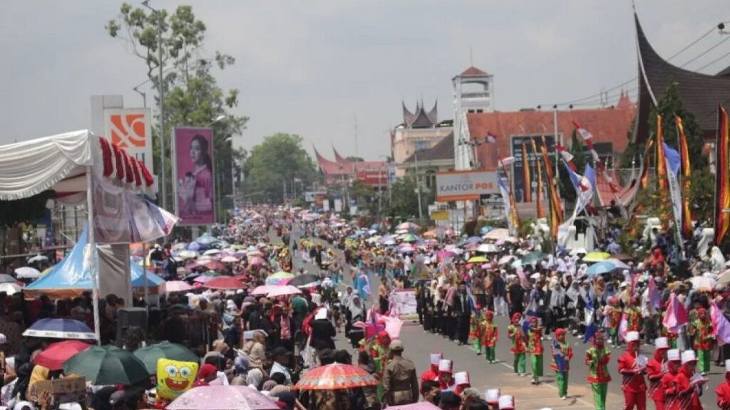 Pawai alegoris HUT RI di Bukittinggi yang memiliki dampak ekonomi bagi warga daerah setempat (dok. Antara)