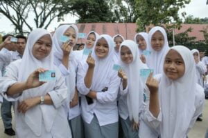 Sejumlah pelajar SMAN 11 Padang yang telah berusia 17 tahun terima KTP dari Pemko Padang. (Foto: Dok. Info Publik)