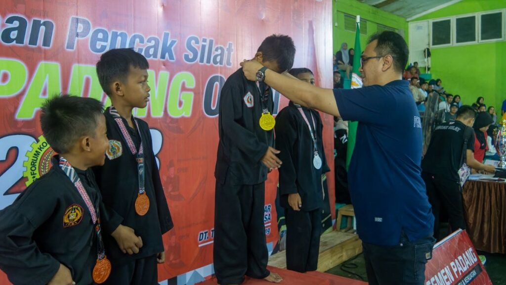 Pengalungan medali untuk Juara pencak silat Semen Padang Open 2023. (dok. Humas Semen Padang)