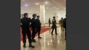 Polisi bubarkan pendemo dari dalam ruangan salat Masjid Raya Sumbar pakai sepatu. (tangkapan layar)