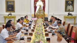 Presiden Jokowi memimpin ratas membahas ketersediaan dan keterjangkauan harga beras nasional, di Istana Merdeka, Jakarta, Rabu (2/8/2023) siang. (Foto: Humas Setkab/Agung)