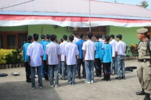 18 pelajar diamankan karena bolos pada Selasa (29/8/2023) pagi. (Foto: Dok. Satpol PP Padang)