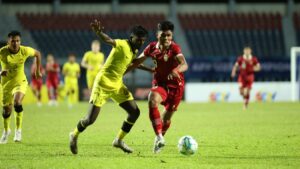Striker Timnas U-23 Ramadan Sananta mengejar bola saat melewati pemain Malaysia. (dok. PSSI)