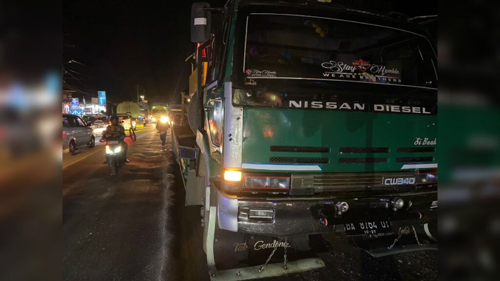 Kecelakaan beruntun di Jalan Lintas Padang-Solok pada Minggu (13/8/2023) malam. (Foto: Dok. Polres Solok)