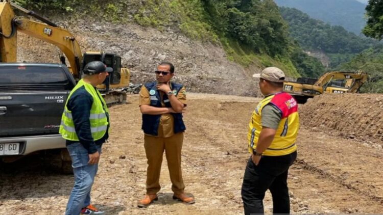 Kepala Bidang Bina Marga Dinas Bina Marga Cipta Karya dan Tata Ruang (BMCKTR) Sumbar, Adratus Setiawan meninjau ruas jalan Alahan Panjang-Bayang. ANTARA/HO-BMCKTR Sumbar