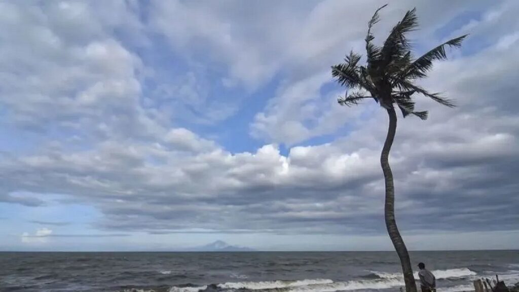 Cuaca cerah berawan di Pantai Mapak, Mataram, NTB. (ANTARA FOTO/Ahmad Subaidi/aww/pri.)