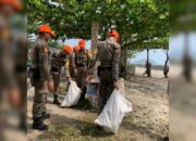 Satpol PP Ingatkan Warga tak Buang Sampah Sembarangan di Pantai Padang