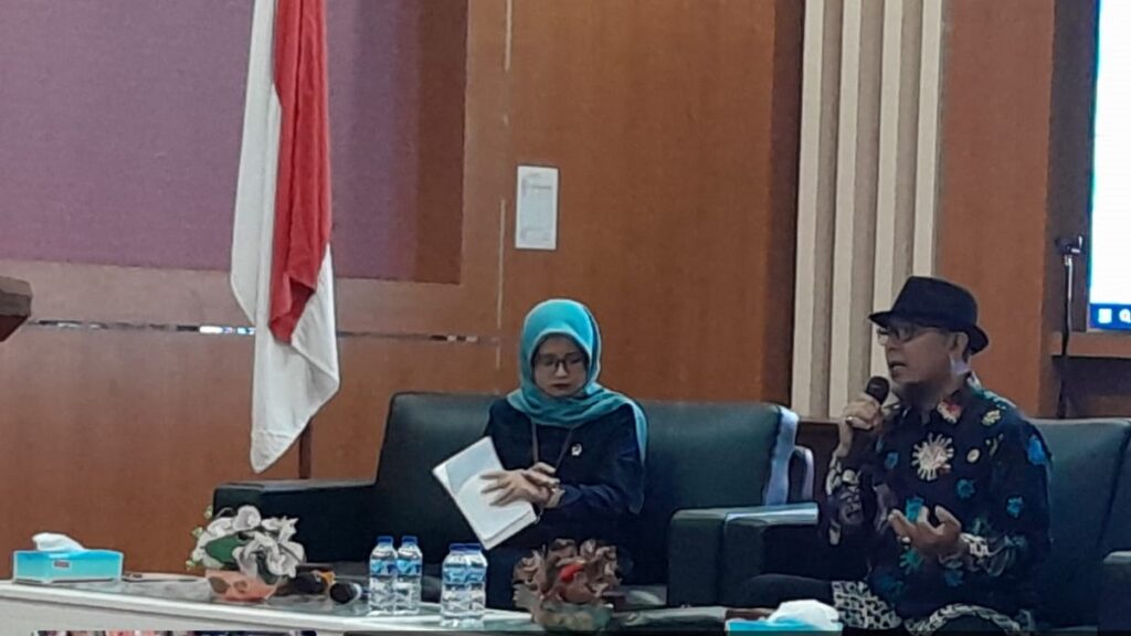 Arif Yumardi mewakili KI Sumbar dalam diskusi panel di gedung Pascasarjana FK Unand. (dok. istimewa)