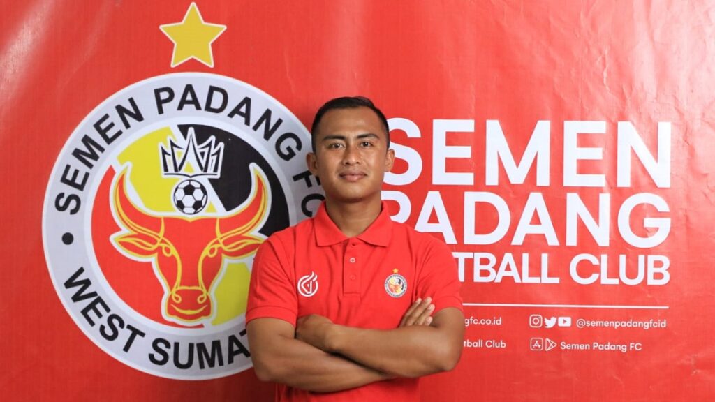 Dimas Roni Saputra yang juga kakak kandung pemain Timnas, Pratama Arhan bergabung dengan Semen Padang FC. (dok. semenpadangfc)